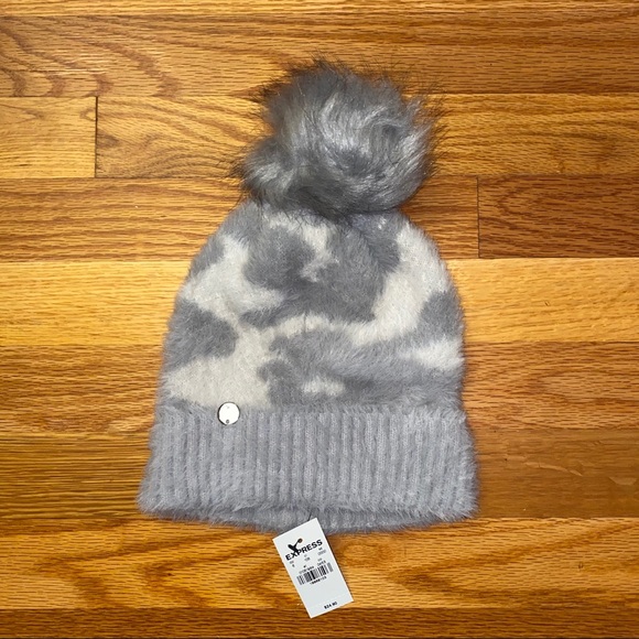Express NWT Faux Fur Pom Beanie - Picture 2 of 5